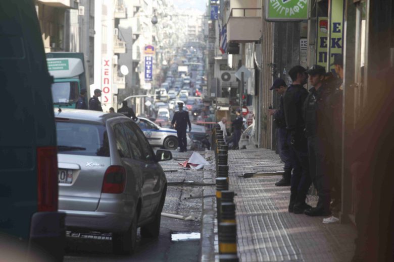 Συλλήψεις ζευγαριού στην Αθήνα με εκρηκτικά και όπλο μετά από τυχαίο έλεγχο