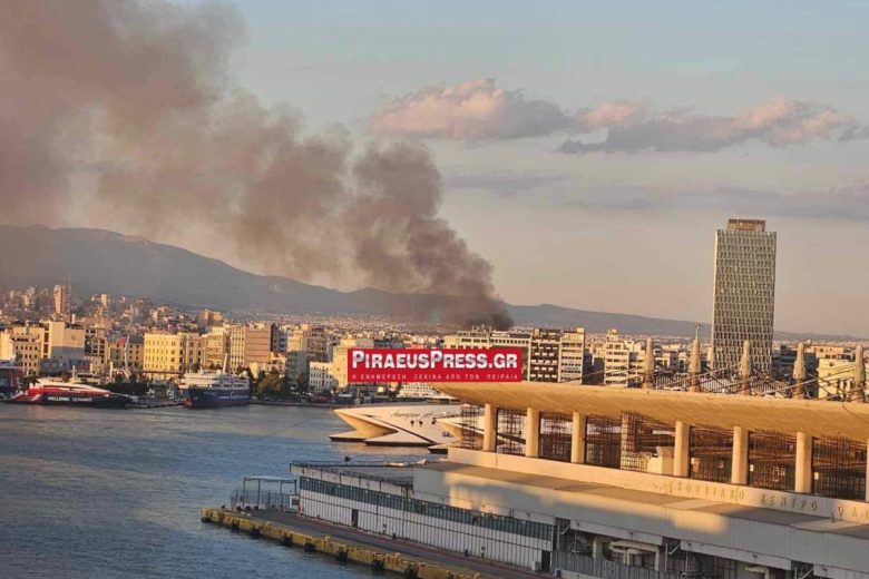 Φωτιά σε εγκαταλελειμμένο κτίριο στον Πειραιά προκαλεί ανησυχία και κινητοποίηση των αρχών