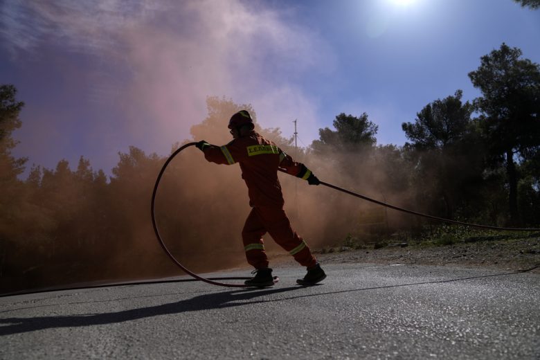 Φωτιά στην Κίμωλο εξαιτίας ισχυρών ανέμων και ηχεί συναγερμός στην τοπική κοινωνία