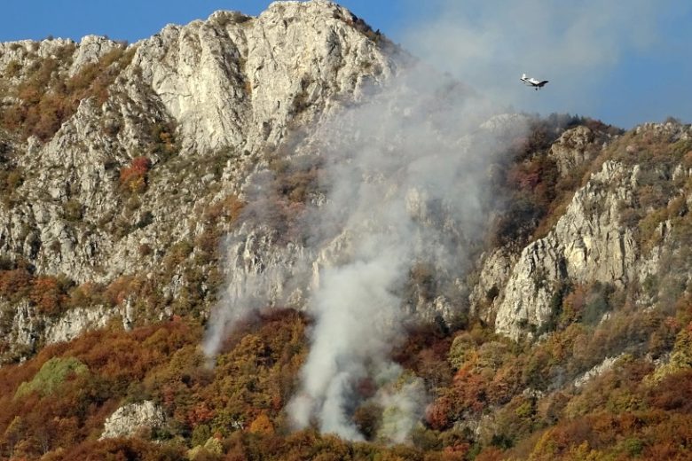 Φωτιά σε Δασική Έκταση στο Παγγαίο Όρος Συνεχίζει να Καίει